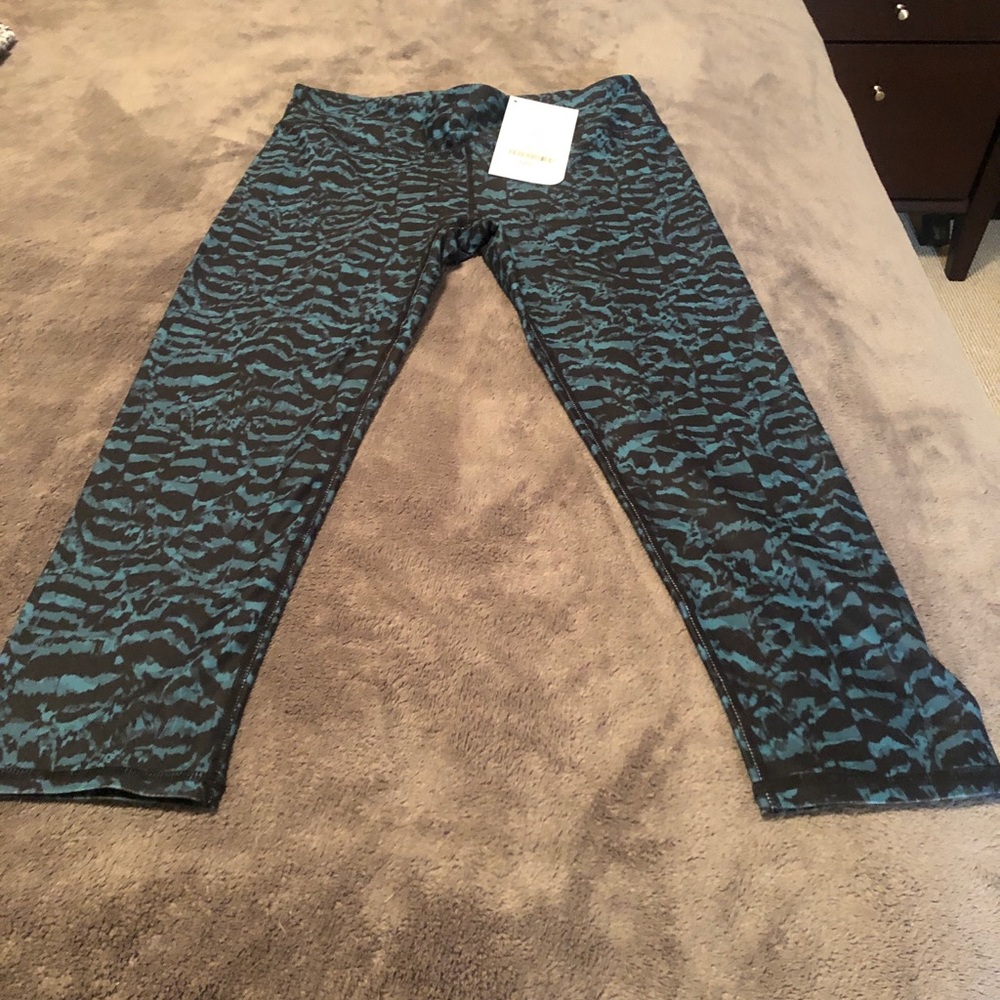 Fabletics Salar Capri. XS, teal and black.